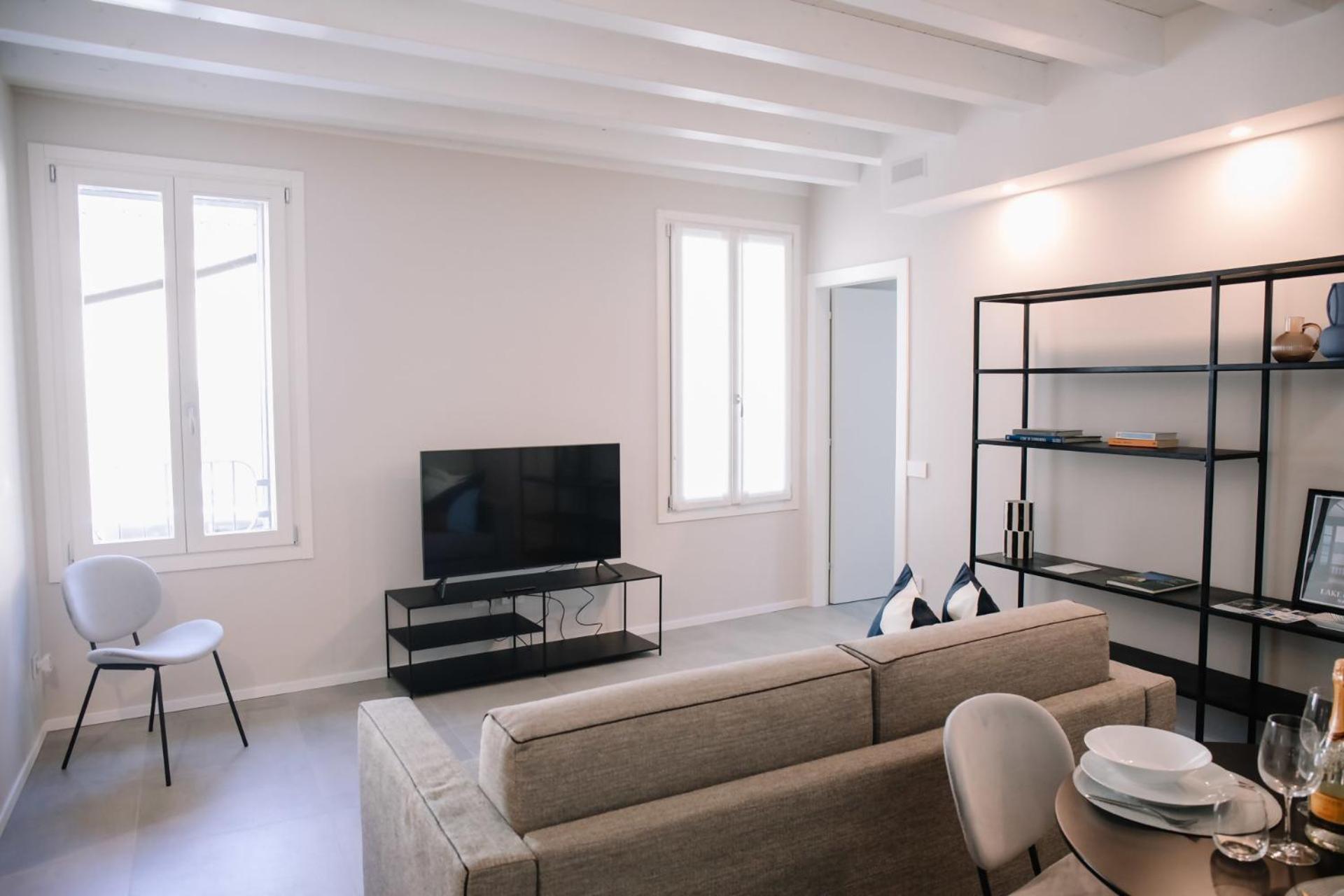 Elegant Beige Apartment - 5 Minutes From The Lake โกโม ภายนอก รูปภาพ