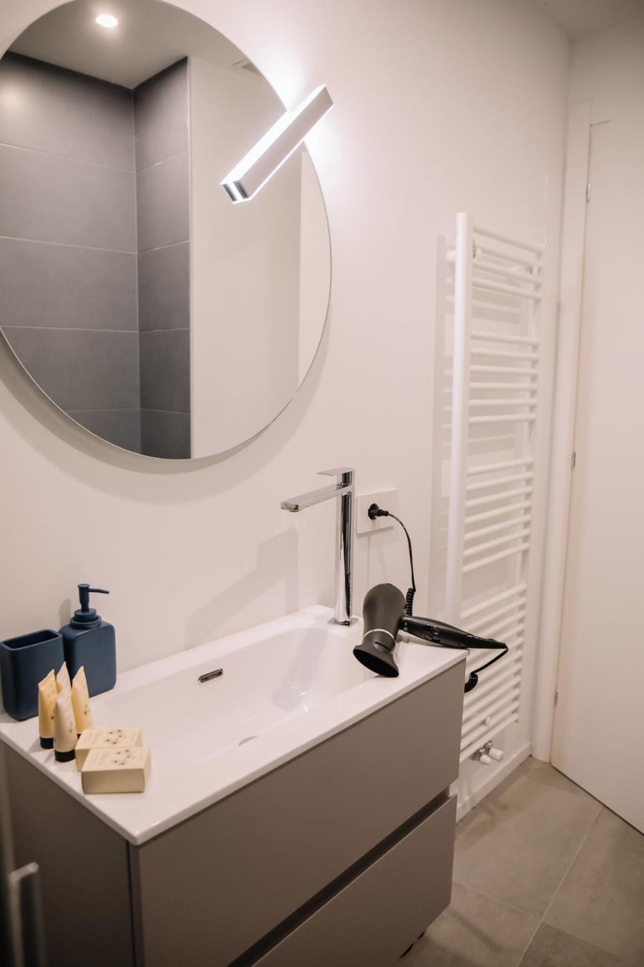 Elegant Beige Apartment - 5 Minutes From The Lake โกโม ภายนอก รูปภาพ